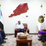 اللواء بن بريك يناقش مع المدير العام لمكتب وزارة الصحة العامة والسكان في ساحل حضرموت الأوضاع الصحية وسُبل الارتقاء بها