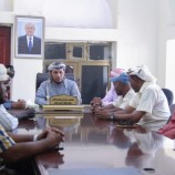 محافظ سقطرى .. يلتقي مشائخ وأعيان ووجهاء وحدة 14 أكتوبر السكنية في العاصمة حديبوه