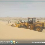 إستمرار أعمال إزاحة الرمال من طرق شبوة
