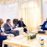 الرئيس الزُبيدي يستقبل سفير الولايات المتحدة الأمريكية