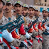 على الأرض ..يد على الزناد واخرى ممدودة للسلام..