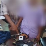 شرطة كريتر تلقي القبض على متهم بجرائم سرقة وبحوزته أسلحة ومقتنيات