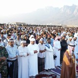 محافظ سقطرى يؤدي صلاة عيد الفطر المبارك مع جمع غفير من المواطنين بالعاصمة حديبوه