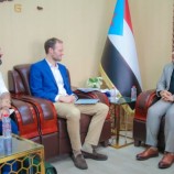 نائب رئيس الهيئة الوطنية للأعلام يستقبل مدير برنامج الشرق الأوسط في المعهد الأوروبي للسلام، والسيد ثانوس، المستشار الإقليمي.