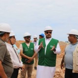 رئيس جامعة حضرموت ومدير مكتب البرنامج السعودي يطلعان على سير العمل في مبنى كلية التربية بسقطرى بدعما من البرنامج السعودي لتنمية والإعمار