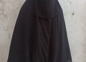 المكلا..القبض على إحدى مروجي المخدرات بزي نسائي