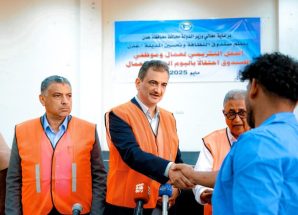 المحافظ لملس يكرّم العمال المبرزين بصندوق النظافة والتحسين في العاصمة عدن بمناسبة عيد العمال
