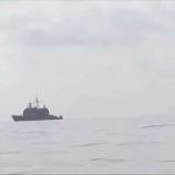 خفر السواحل يضبط مهربي أسلحة في عملية مشتركة مع البحرية الأمريكية