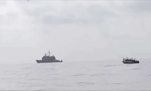 خفر السواحل يضبط مهربي أسلحة في عملية مشتركة مع البحرية الأمريكية