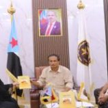 رئيس انتقالي المهرة يشيد بجهود الباحثة صفية كدة في مركز اللغة المهرية