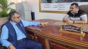 مأمور المنصورة بالعاصمة عدن يناقش آلية تنفيذ مشروع تركيب اشارات مرورية بالمديرية