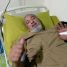 الفنان قاسم عمر يفقد بصره ويصارع المرض والإهمال في منزله بعدن
