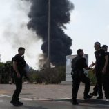 سقوط صواريخ إيرانية وشظايا في تل أبيب.. وطهران: دمرنا “أهدافاً استراتيجية”