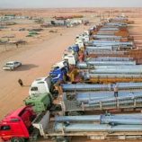 شبوة.. 100 شاحنة تحمل أبراج نقل الطاقة إلى المحطة الشمسية