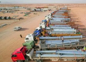 شبوة.. 100 شاحنة تحمل أبراج نقل الطاقة إلى المحطة الشمسية