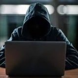 القبض على متهم بابتزاز مواطن إلكترونيًا بنشر صور خاصة لشابة في وادي حضرموت