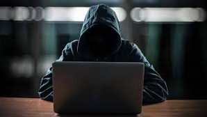 القبض على متهم بابتزاز مواطن إلكترونيًا بنشر صور خاصة لشابة في وادي حضرموت
