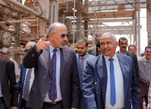 الرئيس الزُبيدي يتفقد سير الأعمال الجارية لإعادة تشغيل مصافي عدن
