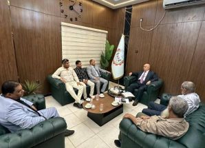 وزير الخدمة المدنية يلتقي محافظ سقطرى ويؤكد أولوية أبناء الأرخبيل في التوظيف العام ومعالجة جوانب القصور الإداري