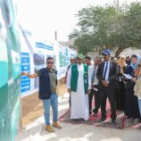 وفد من برنامج الأغذية العالمي ومركز الملك سلمان يطلع على إنجازات مشروع “من الغذاء إلى الصمود” في مديريتي تريم وبروم ميفع