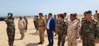 الوكيل الجريبي يحضر الطابور الصباحي ويطّلع على تدريبات اللواء الثالث حماية رئاسية بسقطرى