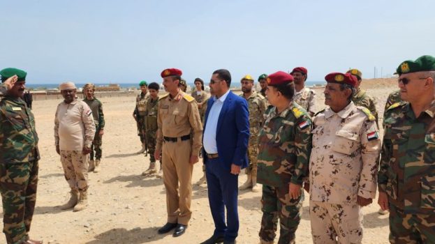 الوكيل الجريبي يحضر الطابور الصباحي ويطّلع على تدريبات اللواء الثالث حماية رئاسية بسقطرى