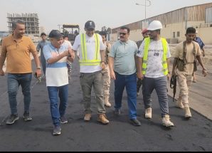 مدير عام المنصورة يتفقد أعمال السفلتة في شارع الخمسين