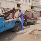 استمرار حملة رفع السيارات المتهالكة من شوارع مديرية المنصورة بعدن