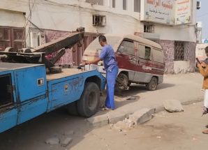 استمرار حملة رفع السيارات المتهالكة من شوارع مديرية المنصورة بعدن