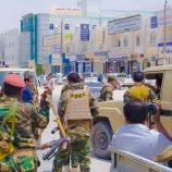 المحافظ بن الوزير يوقف مخالف مرورياً ويوجّه رسالة حازمة ويشدد على تعزيز الانضباط المروري بشوارع عتق.