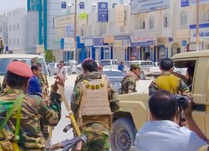 المحافظ بن الوزير يوقف مخالف مرورياً ويوجّه رسالة حازمة ويشدد على تعزيز الانضباط المروري بشوارع عتق.