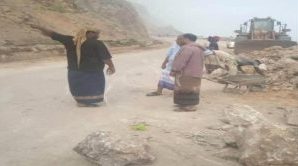 إعادة تأهيل طريق الغيضة بمحافظة المهرة بتوجيهات من المحافظ