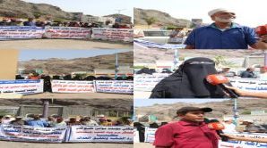 موظفو ميناء عدن يقفون امام مبنى محكمة الاستئناف احتجاجاً للمطالبة بحقوقهم