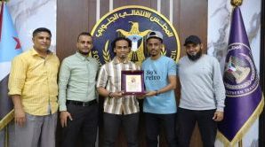 لجنة البطولة السباعية تكرم السقاف تقديراً لجهوده في دعم النساط الرياضي بعدن