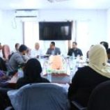 العقربي يناقش سبل تطوير وتحسين عمل صندوق صيانة الطرق والجسور