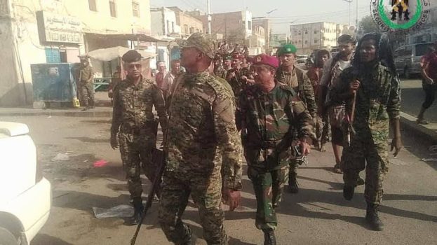 أبين..حملة مشتركة للحزام الامني والسلطة المحلية لرفع الباعة المتجولين والسيارات المخالفة في سوق زنجبار
