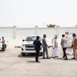 الهلال الأحمر الإماراتي يدشّن تسليم سيارات دعمًا للإدارات الخدمية بالمحافظة