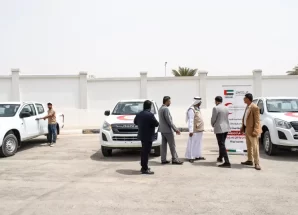 الهلال الأحمر الإماراتي يدشّن تسليم سيارات دعمًا للإدارات الخدمية بالمحافظة