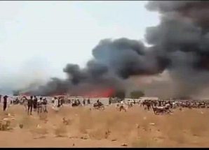 حريق هائل يلتهم مساكن نازحين في القناوص ويشرّد عشرات الأسر بالحديدة اليمنية