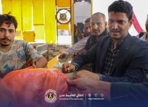 لليوم الثالث.. القيادة المحلية بمديريات العاصمة عدن تشارك في عملية ضبط ومرقبة الأسعار في الأسواق