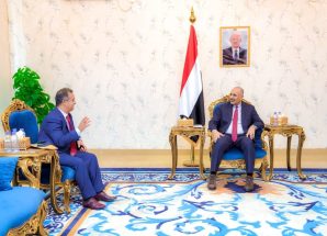 الرئيس الزُبيدي يبحث مع سفير جمهورية ليبيا سُبل تعزيز التعاون الثنائي في المجالات الاقتصادية والتنموية