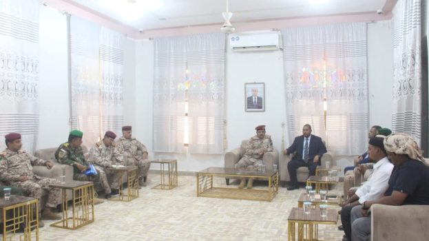 وزير الدفاع يترأس اجتماعاً للجنة الأمنية في محافظة سقطرى