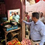 مدير عام مديرية الشيخ عثمان يغلق عددًا من مفارش الخضروات والأسماك المخالفة للأسعار