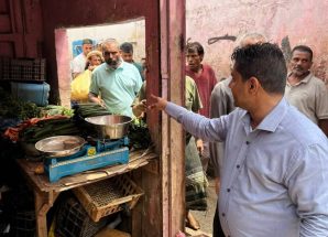 مدير عام مديرية الشيخ عثمان يغلق عددًا من مفارش الخضروات والأسماك المخالفة للأسعار
