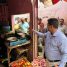 مدير عام مديرية الشيخ عثمان يغلق عددًا من مفارش الخضروات والأسماك المخالفة للأسعار