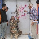 لرفضها بيع العملات الأجنبية..  إغلاق عدد من محلات الصرافة في مديرية المنصورة بعدن