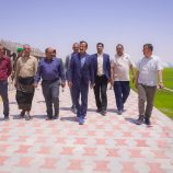 المحافظ بن الوزير يتفقد ملعب الفقيد الخليفي ونادي التضامن ويجدد التزامه بدعم القطاعين الشبابي والرياضي.