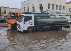 السلطة المحلية بمديرية المنصورة تستنفر جهودها عقب الأمطار الغزيرة التي شهدته العاصمة عدن