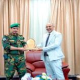 الرئيس الزبيدي يكرّم العميد حسين السعيدي لجهوده في مكافحة الإرهاب بلحج