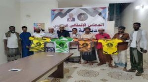 انتقالي المسيلة بالمهرة يقدم الدفعة الثانية من الملابس والدريسات الرياضية لصالح الفرق الشعبية بالمديرية